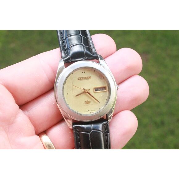 Vintage 1988 Citizen Automatic Mens Silver Watch W/daydate & Gold accents - Picture 3 of 6